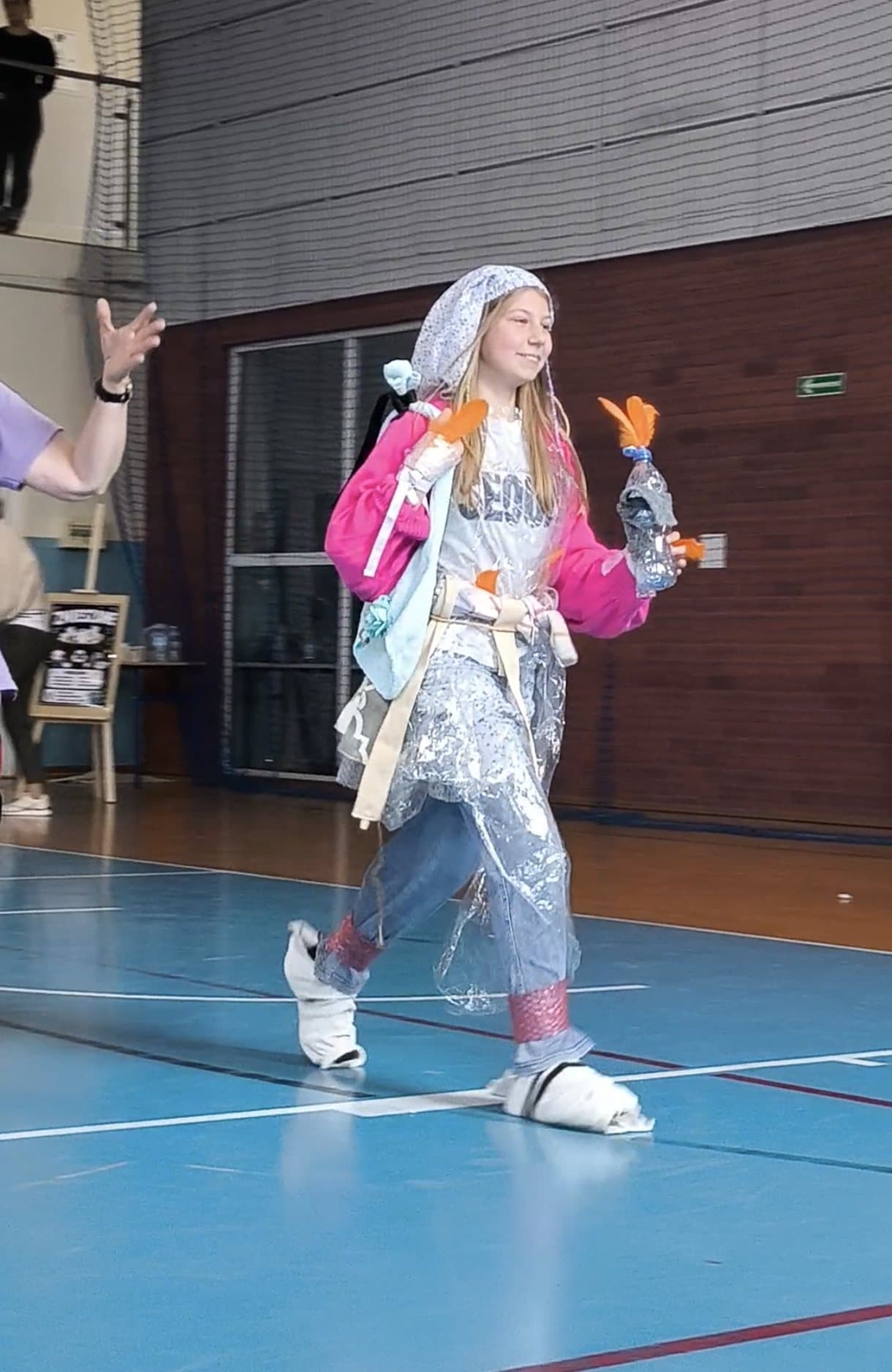 Pokaz strojów z recyklingu w hali sportowej